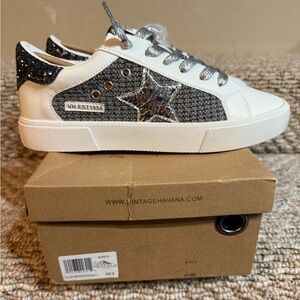 ⭐️NEW⭐️ Vintage Havana Sneakers, Size 9